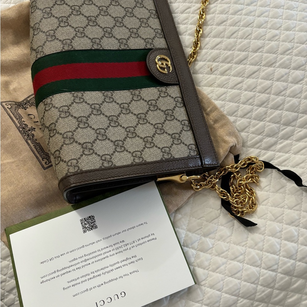GG Supreme canvas with inlaid Web stripe detail, the chain strap shoulder bag